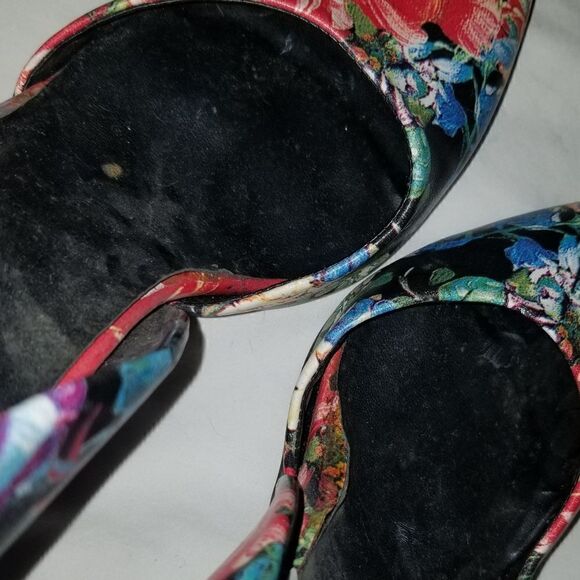 High heels  flower designs well worn - Picture 6 of 14